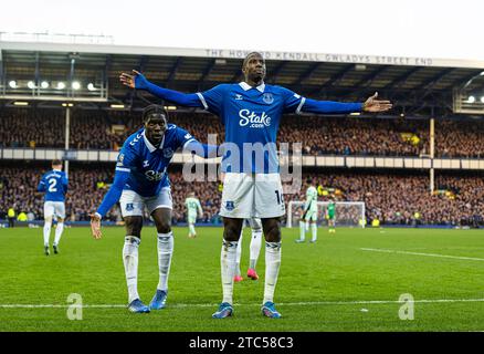 Liverpool. 10 dicembre 2023. L'Everton's Abdoulaye Doucoure (R) festeggia dopo aver segnato punti durante la partita di Premier League inglese tra Everton e Chelsea a Liverpool, in Gran Bretagna, il 10 dicembre 2023. Crediti: Xinhua/Alamy Live News Foto Stock