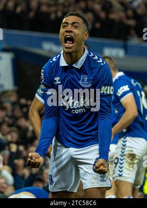 Liverpool. 10 dicembre 2023. Lewis Dobbin dell'Everton festeggia dopo aver segnato punti durante la partita di Premier League inglese tra Everton e Chelsea a Liverpool, in Gran Bretagna, il 10 dicembre 2023. Crediti: Xinhua/Alamy Live News Foto Stock