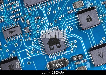 Scheda a circuito stampato con elementi smart home. Concetto di casa intelligente e Internet delle cose. Foto Stock