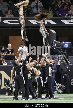 New Orleans, USA. 10 dicembre 2023. Le cheerleaders dei New Orleans Saints si esibiscono durante una partita della National Football League al Caesars Superdome di New Orleans, Louisiana, domenica 10 dicembre 2023. (Foto di Peter G. Forest/Sipa USA) credito: SIPA USA/Alamy Live News Foto Stock