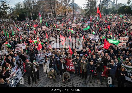 Istanbul, Turchia. 10 dicembre 2023. Migliaia di manifestanti marciano di fronte alla grande Moschea di Santa Sofia durante la manifestazione. I membri di diverse organizzazioni non governative hanno marciato da Piazza Beyazit alla grande Moschea di Santa Sofia mentre organizzavano una protesta contro gli attacchi israeliani a Gaza in occasione della giornata mondiale dei diritti umani del 10 dicembre a Istanbul. Credito: SOPA Images Limited/Alamy Live News Foto Stock