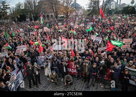 Istanbul, Turchia. 10 dicembre 2023. Migliaia di manifestanti marciano di fronte alla grande Moschea di Santa Sofia durante la manifestazione. I membri di diverse organizzazioni non governative hanno marciato da Piazza Beyazit alla grande Moschea di Santa Sofia mentre organizzavano una protesta contro gli attacchi israeliani a Gaza in occasione della giornata mondiale dei diritti umani del 10 dicembre a Istanbul. (Foto di Onur Dogman/SOPA Images/Sipa USA) credito: SIPA USA/Alamy Live News Foto Stock