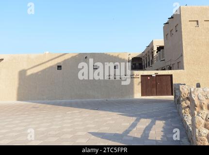 Passeggia attraverso il quartiere storico di al Fahidi vicino al Dubai Creek a Dubai, Emirati Arabi Uniti. Foto Stock