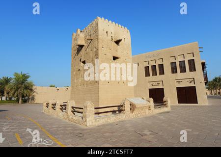 Passeggia attraverso il quartiere storico di al Fahidi vicino al Dubai Creek a Dubai, Emirati Arabi Uniti. Foto Stock