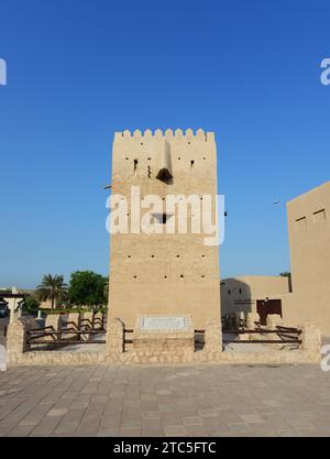 Passeggia attraverso il quartiere storico di al Fahidi vicino al Dubai Creek a Dubai, Emirati Arabi Uniti. Foto Stock