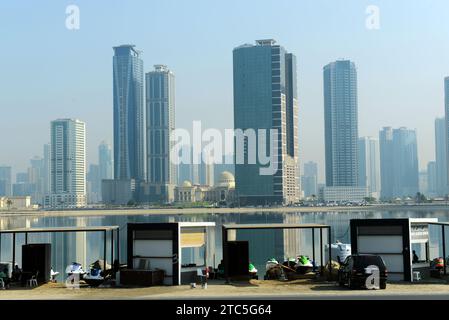 Lo skyline di Channgin lungo la Corniche a Sharjah, Emirati Arabi Uniti. Foto Stock