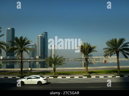 Lo skyline di Channgin lungo la Corniche a Sharjah, Emirati Arabi Uniti. Foto Stock