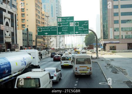 Guida a Sharjah, Emirati Arabi Uniti. Foto Stock