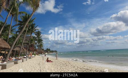 Playa del Carmen, Messico. 6 dicembre 2023. I turisti apprezzano una giornata in spiaggia. Crediti: Andrea Sosa/dpa/Alamy Live News Foto Stock