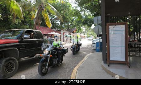 Playa del Carmen, Messico. 6 dicembre 2023. La polizia pattuglia la località balneare. (A dpa-KORR "Scar in Paradise: Il treno Maya attraversa la foresta pluviale del Messico") credito: Andrea Sosa/dpa/Alamy Live News Foto Stock