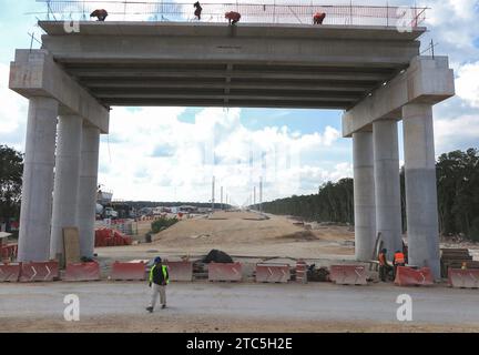 Playa del Carmen, Messico. 6 dicembre 2023. Lavori di costruzione del treno Maya nella giungla vicino alla località balneare. (A dpa-KORR "Scar in Paradise: Il treno Maya attraversa la foresta pluviale del Messico") credito: Andrea Sosa/dpa/Alamy Live News Foto Stock