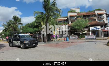 Playa del Carmen, Messico. 6 dicembre 2023. La polizia pattuglia la località balneare. Crediti: Andrea Sosa/dpa/Alamy Live News Foto Stock