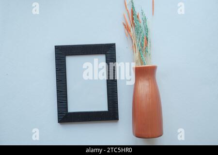 Modello con cornice nera su sfondo bianco Foto Stock