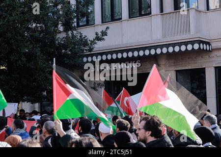 Istanbul, Turchia. 10 dicembre 2023. La bandiera palestinese è stata innalzata e i cori acuti vicino al caffè Starbucks a Istanbul come parte di una marcia di protesta contro la guerra a Gaza. Credito: SOPA Images Limited/Alamy Live News Foto Stock