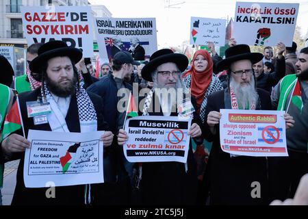 Istanbul, Turchia. 10 dicembre 2023. Tre ebrei partecipano a una marcia organizzata da organizzazioni non governative turche per esprimere la loro opposizione alla guerra a Gaza. Credito: SOPA Images Limited/Alamy Live News Foto Stock