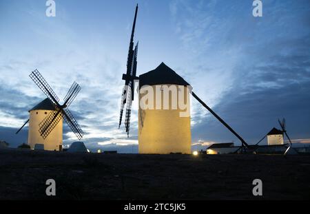 Fotografa all'alba i maestosi mulini nelle città di campo de Criptana e Consuegra, Castilla la Mancha. Foto Stock