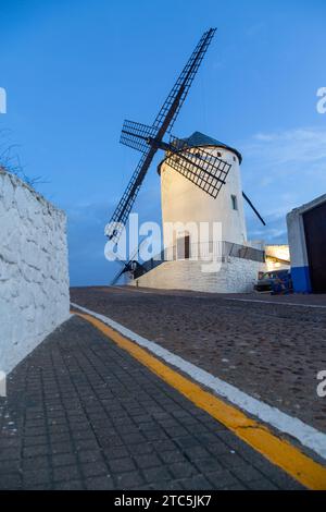 Fotografa all'alba i maestosi mulini nelle città di campo de Criptana e Consuegra, Castilla la Mancha. Foto Stock