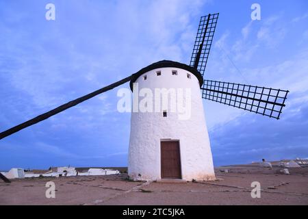 Fotografa all'alba i maestosi mulini nelle città di campo de Criptana e Consuegra, Castilla la Mancha. Foto Stock