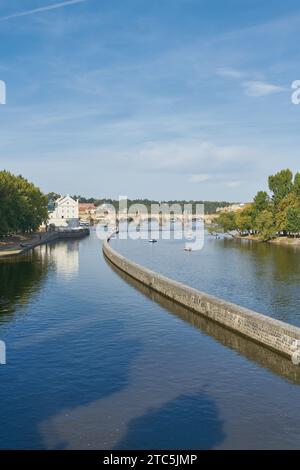 Breakwater sul fiume Moldava a Praga. Lo storico Ponte Carlo sullo sfondo Foto Stock