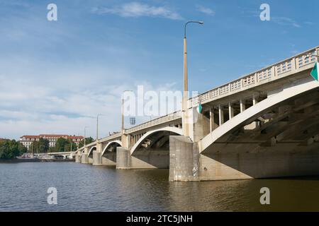 Il ponte Jirasek, Jiraskuv Most, come ponte di collegamento tra i quartieri Praga di nove Mesto e Smichov Foto Stock