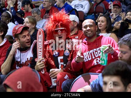 I tifosi dei Rutgers guardano durante la partita di pallacanestro Garden State Hardwood Classic tra i Rutgers Scarlet Knights e i Seton Hall Pirates al Prudential Center di Newark, New Jersey, sabato 9 dicembre 2023. Duncan Williams/CSM Foto Stock