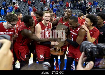 I Rutgers Scarlet Knights con il trofeo Garden State Hardwood Classic dopo aver sconfitto i Seton Hall Pirates al Prudential Center di Newark, New Jersey, sabato 9 dicembre 2023. Duncan Williams/CSM (immagine di credito: © Duncan Williams/Cal Sport Media) Foto Stock