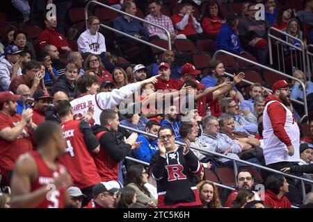 I tifosi dei Rutgers guardano durante la partita di pallacanestro Garden State Hardwood Classic tra i Rutgers Scarlet Knights e i Seton Hall Pirates al Prudential Center di Newark, New Jersey, sabato 9 dicembre 2023. Duncan Williams/CSM Foto Stock