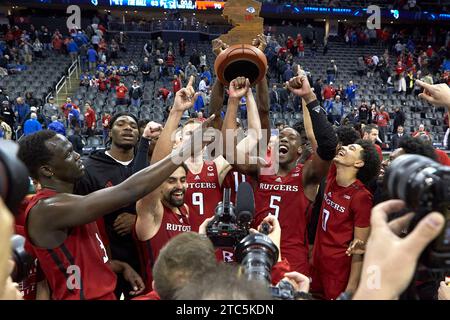 I Rutgers Scarlet Knights festeggiano con il trofeo Garden State Hardwood Classic dopo aver sconfitto i Seton Hall Pirates al Prudential Center di Newark, New Jersey, sabato 9 dicembre 2023. Duncan Williams/CSM Foto Stock