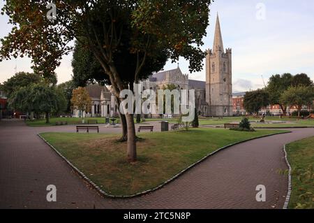 Dublino - scorcio della Cattedrale di San Patrizio dal giardino Foto Stock