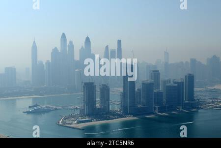 Vista sulla città di Dubai dal The View at the Palm. Dubai, Emirati Arabi Uniti. Foto Stock