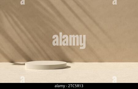 Podio o piattaforma beige di alta qualità con forma cilindrica geometrica con ombre di foglie di palma sulla parete in stucco. Mock-up per l'esposizione e le pr dei prodotti Foto Stock