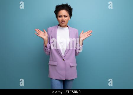 giovane leader ispanico di successo con i capelli ricci vestita con un abito da lavoro Foto Stock