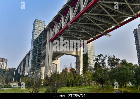 L'ascensore turistico e il parco sotto il Chaotianmen Yangtze River Bridge sono completati e aperti al pubblico a Chongqing, Cina, l'8 dicembre 202 Foto Stock