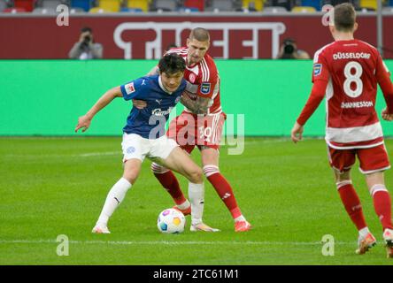 Merkur Spielarena Düsseldorf, 10.12.2023, 2.Fussball Bundesliga Saison 2023/24 16. Spieltag, fortuna Düsseldorf (F95) vs Holstein Kiel (HOL); Shuto Machino (HOL), Jordy de Wijs (F95) Foto Stock