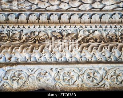 Base composita decorata di pilastri dalla decorazione interna della cella del tempio di Venere Genitrice nel foro di Cesare, età Trajanica, 113 d.C., marmo di Luni - Museo dei fori Imperiali - Roma, Italia Foto Stock