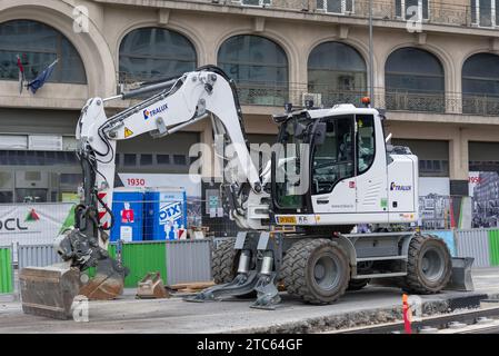 Lussemburgo, Lussemburgo - escavatore a ruote bianche Liebherr A 910 Compact Litronic in cantiere. Foto Stock