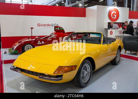 Parigi, Francia - Rétromobile 2019. Concentrati su una Ferrari volante giallo 1971 365 GTS 4 Daytona Spider. Numero di telaio 14403. Foto Stock