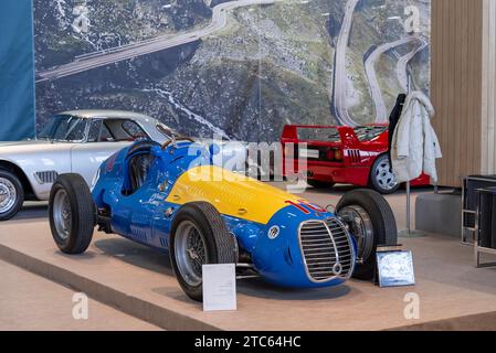 Parigi, Francia - Rétromobile 2019. Focus su una Maserati 4CLT 1948 blu e giallo. Numero di telaio 1600. Foto Stock