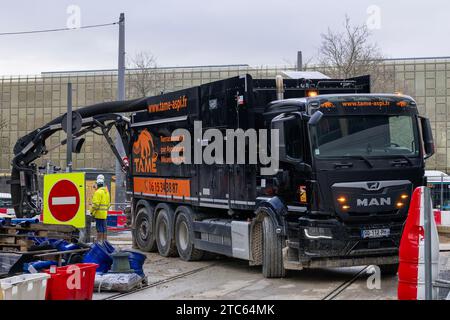 Nancy, Francia - escavatore a aspirazione nera MAN TGS 35,510 in un cantiere in una strada. Foto Stock