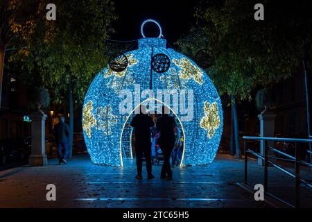 Manacor, Spagna; 09 dicembre 2013: Illuminazione urbana natalizia nella città di Manacor di notte. Spagna Foto Stock