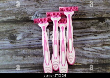 Sistema di rasoio a tre lame, rasatura liscia, piattaforma di rasatura femminile, lame di rasatura rosa per donne, macchina a carrello Triple Plus a 3 lame, rasoio monouso Foto Stock