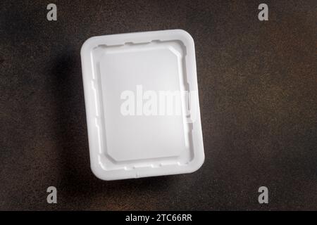 Vista dall'alto del coperchio del contenitore di noodles istantanei vuoto su sfondo scuro Foto Stock