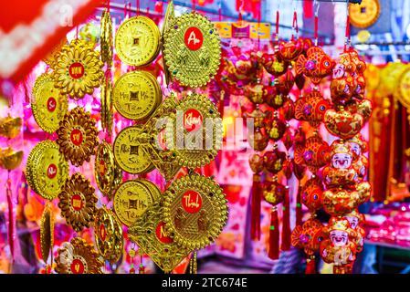 Nha Trang, Vietnam - 13 gennaio 2023 molte decorazioni come simbolo di ricchezza nel mercato per il Capodanno lunare del Tet Foto Stock