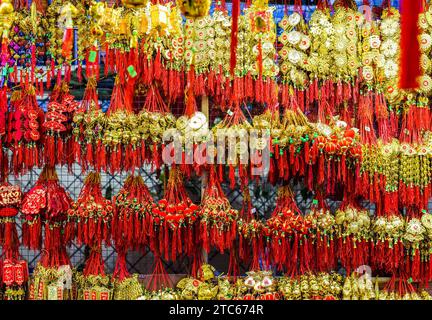 Nha Trang, Vietnam - 13 gennaio 2023 molte decorazioni come simbolo di ricchezza nel mercato per il Capodanno lunare del Tet Foto Stock