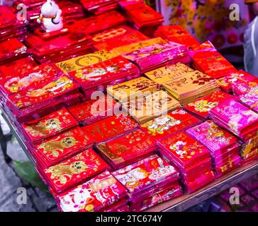 Nha Trang, Vietnam - 13 gennaio 2023 molte decorazioni e cartoline come simbolo di ricchezza, soldi fortunati nel mercato per il Capodanno lunare del Tet Foto Stock