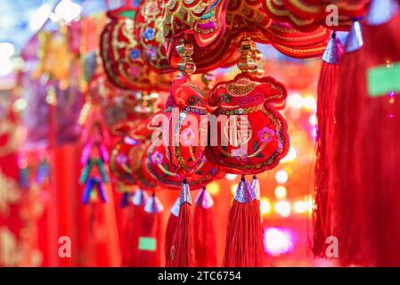 Molte decorazioni come simbolo di ricchezza nel mercato per il Tet Lunar New Year Foto Stock