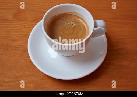 Tazza di caffè ontexture in legno per sfondo, vista dall'alto Foto Stock