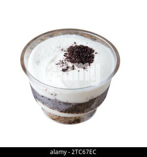 Tiramisù cioccolato in un pezzetto di plastica isolato su bianco, vista dall'alto Foto Stock