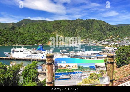 Vista della città e del porto di Picton Queen Charlotte Sound, Marlborough Sounds, regione di Marlborough, Isola del Sud, Nuova Zelanda Foto Stock