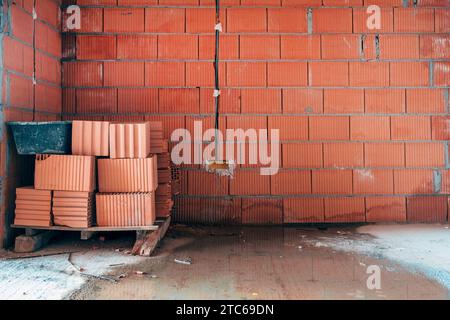 Blocchi termici in argilla sul cantiere, materiali edili e architettonici come sfondo Foto Stock